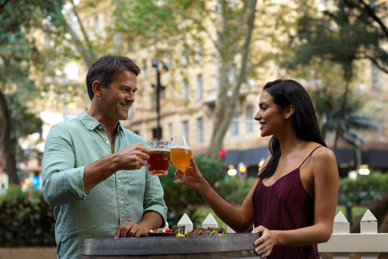 Sydney Harbour Marriott Hotel At Circular Quay מראה חיצוני תמונה A couple drinking beer