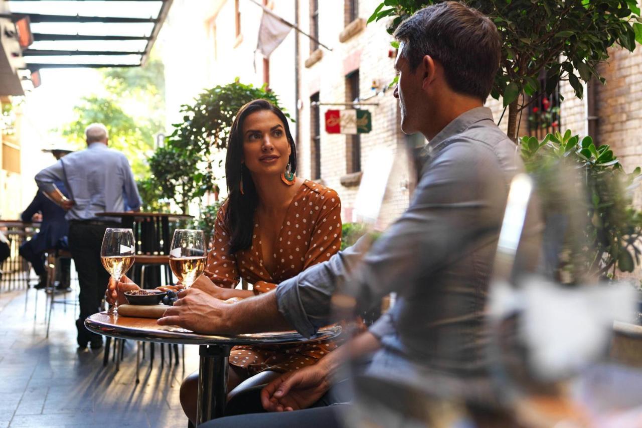 Sydney Harbour Marriott Hotel At Circular Quay מראה חיצוני תמונה A couple at a café