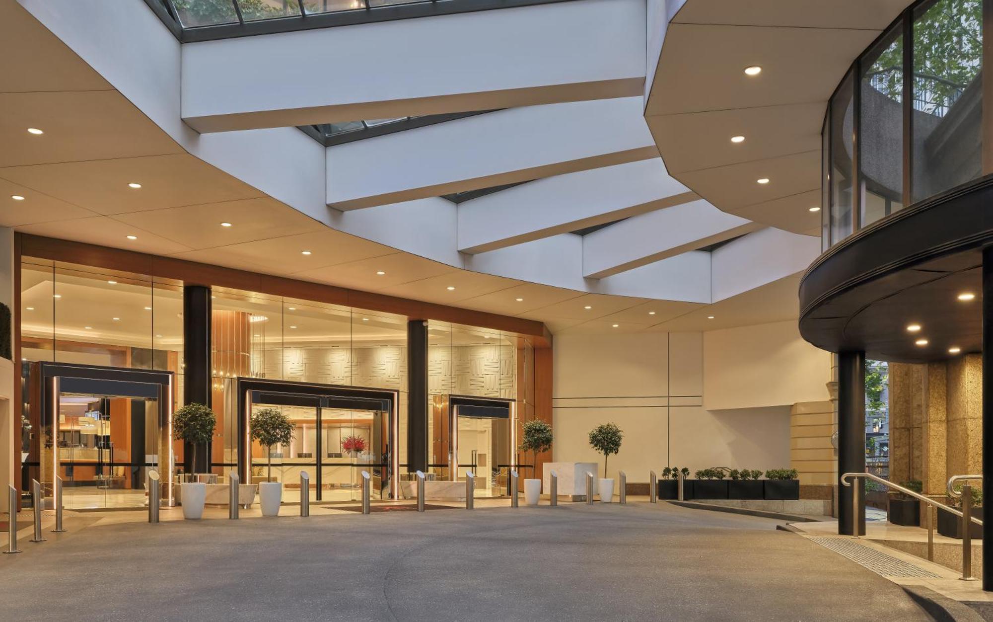 Sydney Harbour Marriott Hotel At Circular Quay מראה חיצוני תמונה The entrance to the hotel